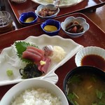 魚魚茂 - うおしげ(刺身)ランチ(刺身3～4点盛)800円(税込)、
            美味しいけど、他のランチで刺身ついてくるのあるので、そっちの方がお得感あります！