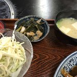 次郎長 - 野菜サラダ・小鉢・味噌汁