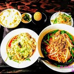 中華料理 八方客 - 葱油鶏(ソンユーチー)ランチを初オーダー‼️
            ￥6️⃣0️⃣0️⃣
            スープを台湾ラーメンに変更‼️
            ￥1️⃣0️⃣0️⃣
            =￥7️⃣0️⃣0️⃣
            今日もライス1️⃣回お代わり‼️
            上から撮影‼️