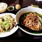 中華料理 八方客 - 葱油鶏(ソンユーチー)ランチを初オーダー‼️
            ￥6️⃣0️⃣0️⃣
            スープを台湾ラーメンに変更‼️
            ￥1️⃣0️⃣0️⃣
            =￥7️⃣0️⃣0️⃣
            今日もライス1️⃣回お代わり‼️
            次に斜めより撮影‼️