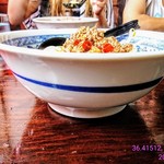 中華料理 八方客 - 次に台湾塩ラーメンを横側より撮影‼️