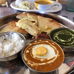 INDIAN DINING NIKITA - レディースセット、奥はキッズセット（ナン抜き）