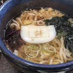 表禅房 おりこ乃 - ＊温かいうどん・・味わいは普通だそう。ワカメ、蒲鉾、お葱など入り。