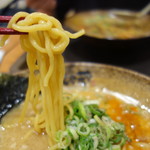 越後秘蔵麺　無尽蔵 - やや低加水気味の麺♪