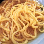 家系ラーメン 沼津家 - 麺はコシがあり適度にモッチリしてました。