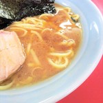 家系ラーメン 沼津家 - 醤油先行型のスープ。