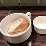 トラットリア ノイ - ほんとは、もうちょっと大きなのもう1つあって、baguette×2です。食べちゃいました(>_<)