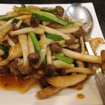 中華料理　華 - セットのしめじと豚肉細切り炒め