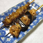 Yakitori no Ougiya Akita Shinkokudo Ten - とりねぎま（タレ）+かわ（タレ）　162円+108円