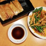 Taiwanese Ryori Momiji - 焼き餃子、ニンニク芽と豚肉炒め