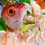 海の幸食処　えちぜん - １年を通じて新鮮獲れたて海の幸をお楽しみください。ノド黒、甘鯛、越前かれい、ササガレイ、アンコウ、バイガイ、甘エビ、ガマエビ、バイ貝などどれもとっても美味しいお魚なので、是非味わってみて下さい。お店でしか味わえない旬の活魚料理もいろいろ取り揃えています。