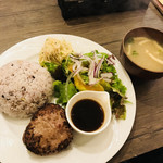 Gohan Cafe SHIMADAKE - ハンバーグは少し小ぶり
                      でも、ご飯の量を増やしたので丁度良い量でした☆
                      みそ汁も結構美味しい