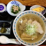 手打ちそば 趣味の店 - 手打ちラーメン、これで700円、麺は多め