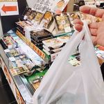 鹿児島銘品蔵 - さて鈍行の2両編成に乗り込むも普通の単線だしこの中でどうやって駅弁食うの？ 揺れも凄く弁当開いたら絶対撒き散らすって(汗)