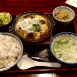 つゆ下 梅の花 - 【2018.10.19(金)】牛たん卵とじ定食(並盛)750円