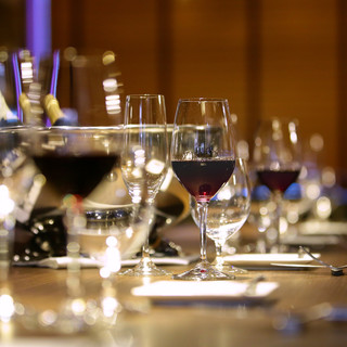 Approximately 300 types of wine, mainly French wines, are always available.