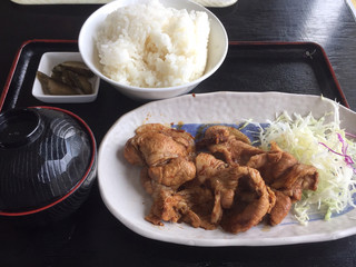 Shokuji no Mise Marronnier - 生姜焼き定食 900円 奥のご飯が半分だんご状態
                        わらしますよ（笑）