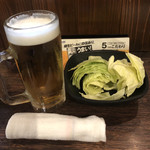 Shinsekai Kushikatsu Ittoku Hankyu Umeda Higashidori Ten - 突き出しのキャベツ、生ビール、おしぼり。