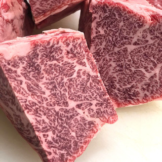 We are not particular about the production area and instead purchase high-quality Kuroge Wagyu beef from all over the country.