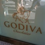 GODIVA Yokohama Motomachi Ten - 外の看板