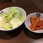 牛角 - やみつき塩キャベツ 290円
      カクテキ 290円  やっぱり美味しい‼️