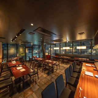 Table seats and impressive counter seats where you can enjoy the night view from the 8th floor♪