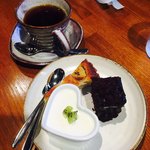 cafe Suzune - お友達のタルトとチョコケーキと…プリン？ブラマンジェ？