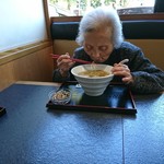 太助 - 柔らか麺をすする母