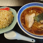 さんのへ屋 - ラーメン(550円)ネギ抜きと麺類を頼んだ人だけが注文できる半チャーハン(+250円)、合計800円