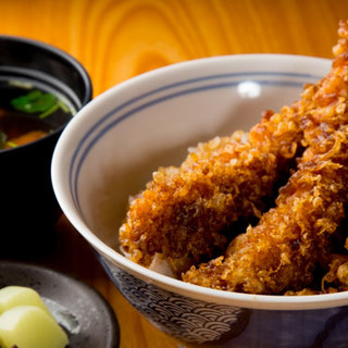 Lunch-only “Large Shrimp Ten-don (tempura rice bowl)” with a secret sauce that has been passed down from generation to generation