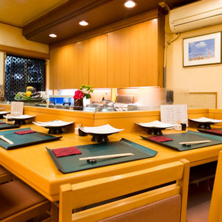 A beautiful space where you can feel the warmth and elegance of pure Japanese-style wood. Private room available