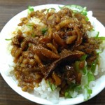 Momodani Taiwan Shoronpo - 魯肉飯（500円）は山盛りのご飯の上に肉炒めがのせてありました。少し油っこい感じでしたが、しつこくなく良い味でした。