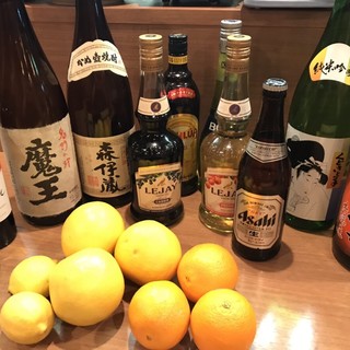 在高级的当地酒和新鲜的水果酸味鸡尾酒中度过愉快的片刻时光