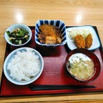 Toyoshina Shokudo - 右からカキフライ、牛すき煮、小松菜と油揚げの炒め煮