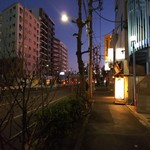 博多ラーメン 虎 - 外観風景。この道の先には環七と東京メトロ南北線・王子神駅がある。