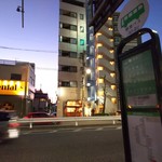 博多ラーメン 虎 - 外観風景。左側に行くと東京メトロ南北線・王子神谷駅。都バス・神谷陸橋