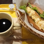 Freshness Burger Musashikosugi Ten - コーヒーは酸味が強く、深煎りされていますね。コクは少ないがスッキリした味です。