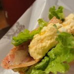 Freshness Burger Musashikosugi Ten - パンは普通のパン。玉子フィリングは溢れんばかりにあり、マイルドな美味しさです。。朝一番に食すには、これが一番良いですね。