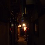 Yakitori Hotaru Chaya - 細い路地にちょうちんがあります。