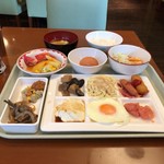 ホテルエース盛岡 - 朝食(ベーコン、ハッシュドポテト、ソーセージ、ツナのホワイトクリームソースパスタ、筑前煮、寄せ豆腐、目玉焼き、たらこ、サラダ、卵かけご飯、冷麺、ひっつみ汁)