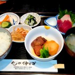 めしや仲とよ - 二品選ぶ日替わり定食￥900(新春刺身3点盛り＆骨付き豚角煮じゃが芋)