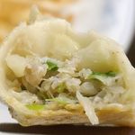 Gyoza no Manshu Hanno Ekimae Ten - 中の餡はお肉と野菜がバランスよく入ってジューシー！