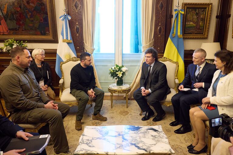 Zelenski y Milei tuvieron una reunión bilateral de 15 minutos. Foto: @ZelenskyyUa