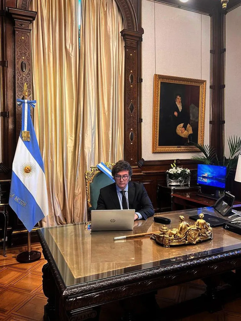 Javier Milei, mientras firmaba el decreto para la reducción de ministros. (Foto: X / @opearg)