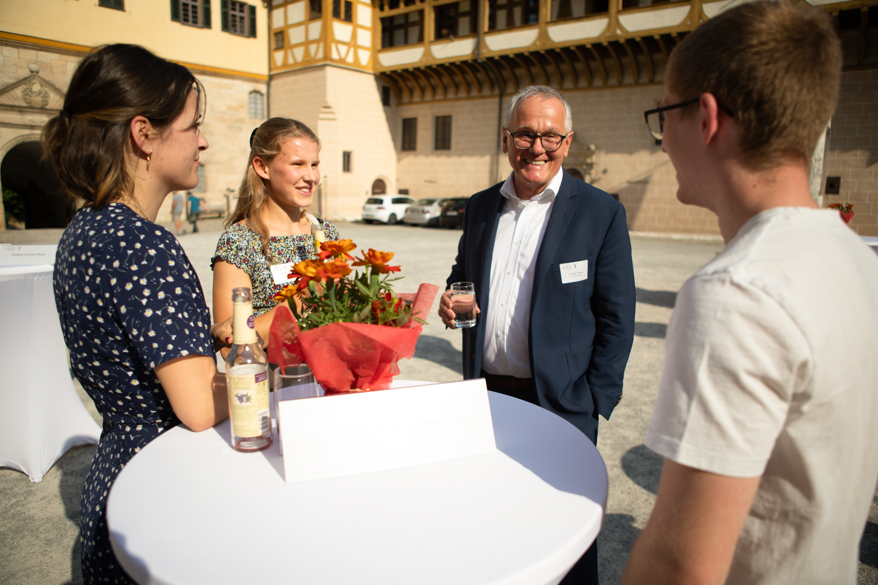 Der Vorstandsvorsitzende der Gips Schüle-Stiftung, Dr. Stefan Hofmann, unterhält sich mit geförderten Studierenden unserer Universität.