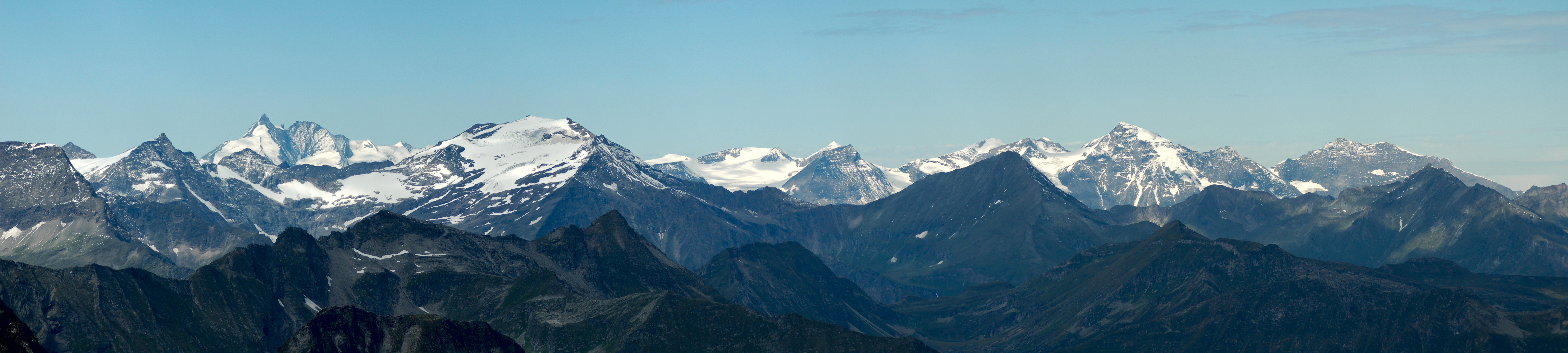 De la stânga la dreapta: Sonnblick, Goldzechkopf (3.042 m), în plan depărtat Großglockner și Glocknerwand, Hocharn, Johannisberg, Bärenköpfe, în plan apropiat Hohe Dock, Klockerin, Vorderer și Hinterer Bratschenkopf, în prim plan Ritterkopf (3.006 m), Großes Wiesbachhorn, Kleines Wiesbachhorn, Hoher Tenn