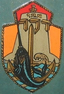 סמלה של אח"י דקר – דג חרב על רקע עוגן וגלי הים. עוצב בידי מ' אריה