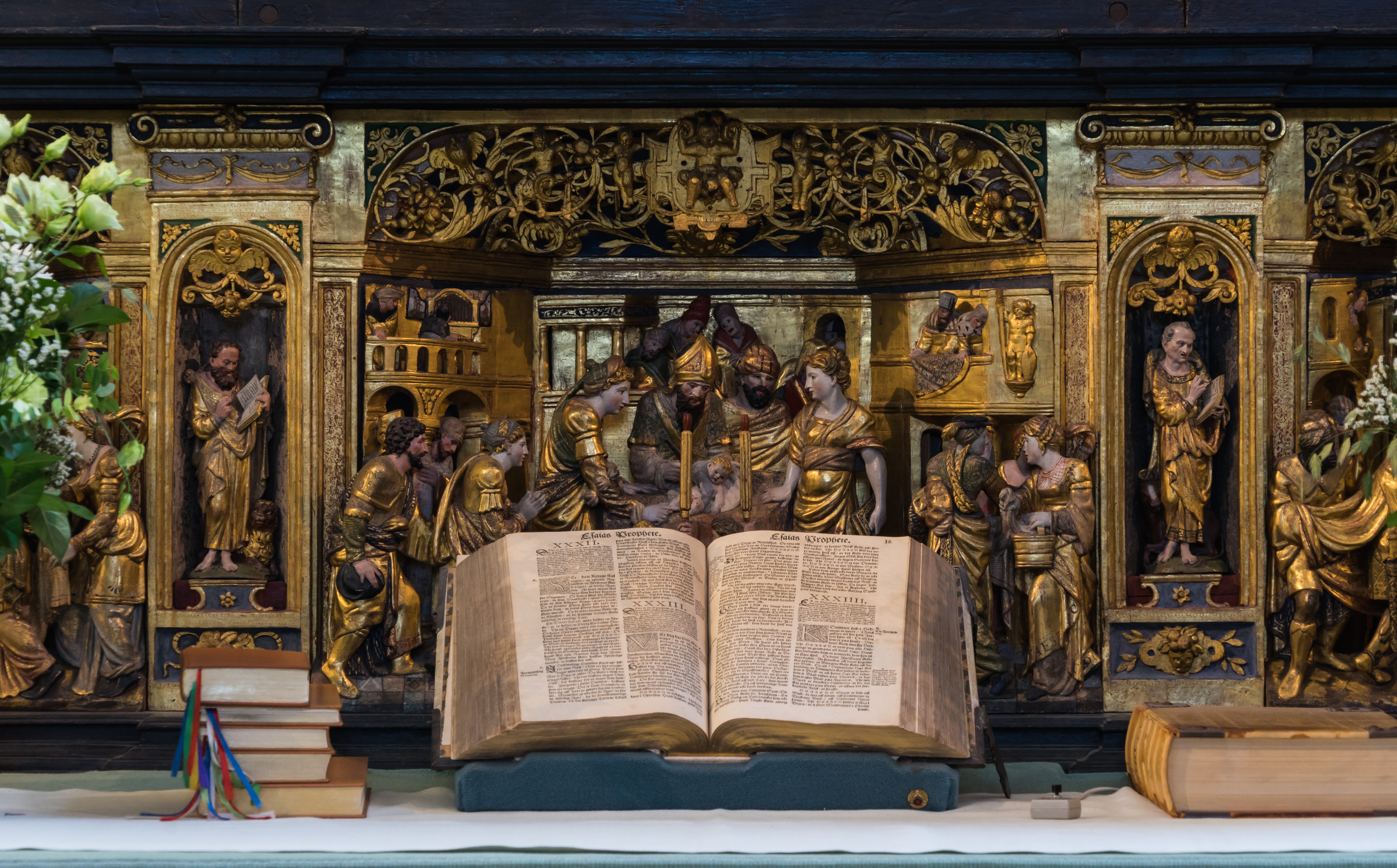 Bible_main_altar_Roskilde_cathedral_Denmark