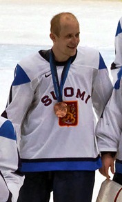 Sami Salo Suomen jääkiekkomaajoukkueen peliasussa Vancouverin talviolympialaisissa vuonna 2010 voitettuaan olympiapronssia.