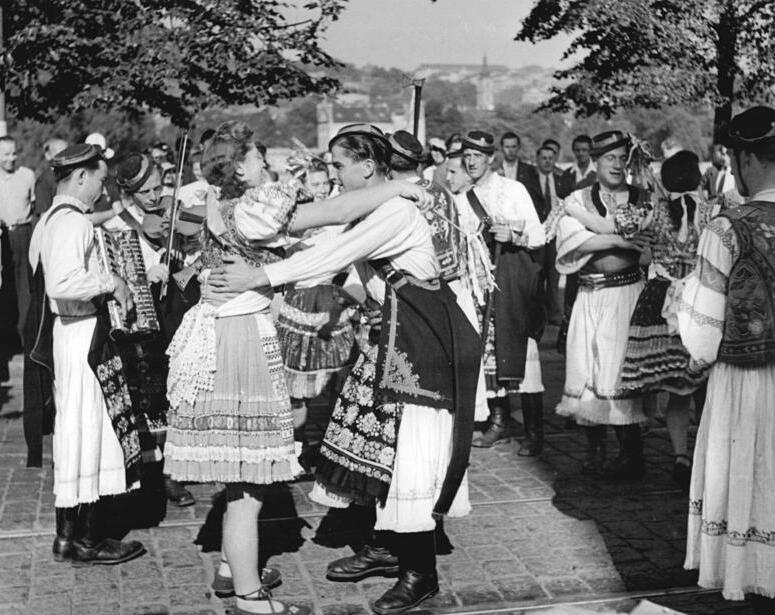 folklora dancgrupo el Bohemio en la 1-a Monda Festivalo de Junularo kaj Studentaro de 1947 en Prago